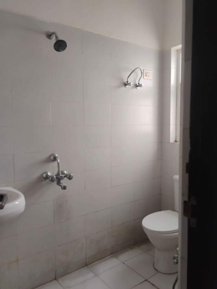 Bathroom, piyush-heights 3 Bedroom 1576 Sq.Ft. Apartment In Sector 89 Faridabad 10709539
