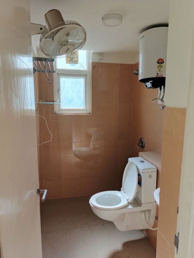 Bathroom, emaar-emerald-floors-premier 3.5 Bedroom 1650 Sq.Ft. Apartment In Sector 65 Gurgaon 10709553
