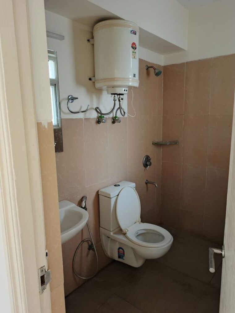 Bathroom, emaar-emerald-floors 3.5 Bedroom 1650 Sq.Ft. Apartment In Sector 65 Gurgaon 10709596