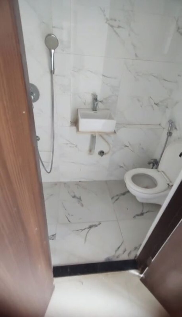 Bathroom, ishan-chs-matunga 2 Bedroom 425 Sq.Ft. Apartment In Matunga East Mumbai 10709628
