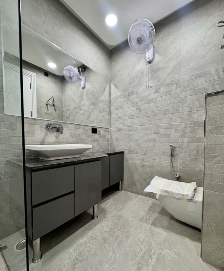 Bathroom, new industrial township 5 3 Bedroom 3000 Sq.Ft. Builder Floor In New Industrial Township 5 Faridabad 10709601