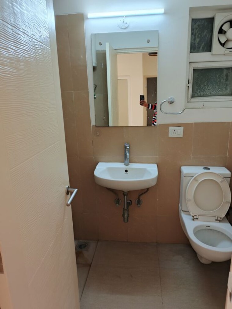 Bathroom, emaar-emerald-floors-premier 4 Bedroom 1975 Sq.Ft. Apartment In Sector 65 Gurgaon 10709626