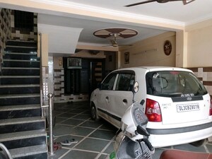 Parking in 2 BHK Builder Floor at Uttam Nagar – for Rent