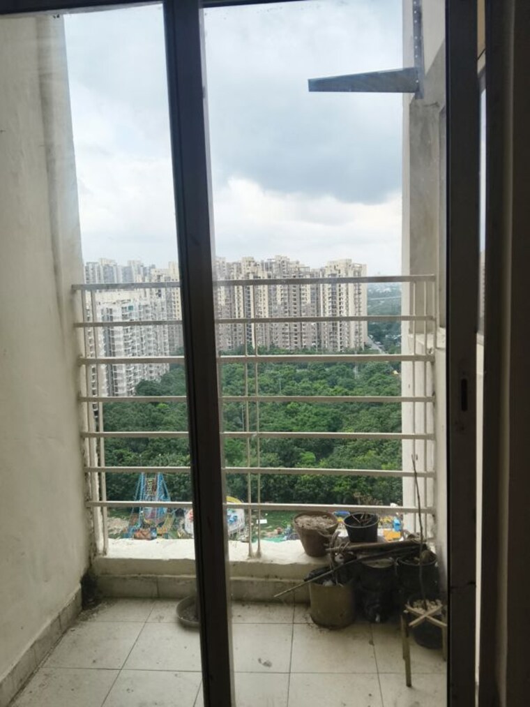 Balcony, paras-tierea 2 Bedroom 825 Sq.Ft. Apartment In Sector 137 Noida 10709760