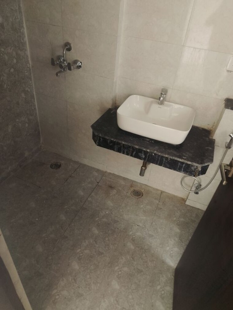 Bathroom, shri-radha-aqua-garden 3 Bedroom 1500 Sq.Ft. Apartment In Sector 16b Greater Noida Greater Noida 10709777