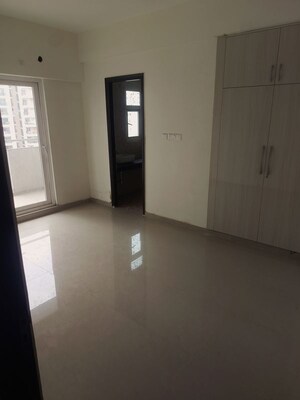 Room in 3 BHK Apartment at Shri Radha Aqua Garden, Sector 16b Greater Noida – for Rent