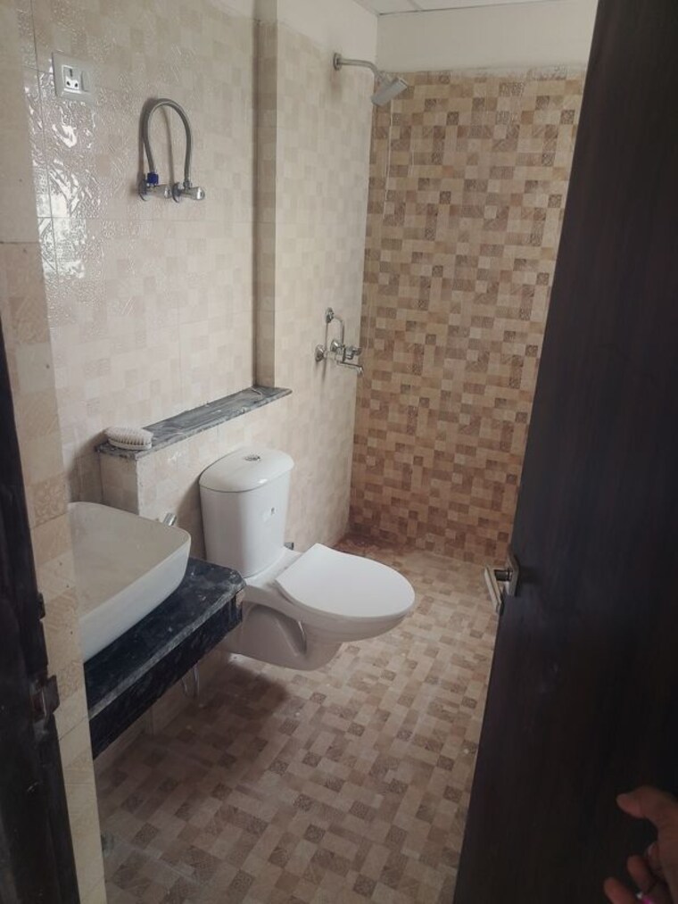 Bathroom, shri-radha-aqua-garden 3 Bedroom 1500 Sq.Ft. Apartment In Sector 16b Greater Noida Greater Noida 10709777