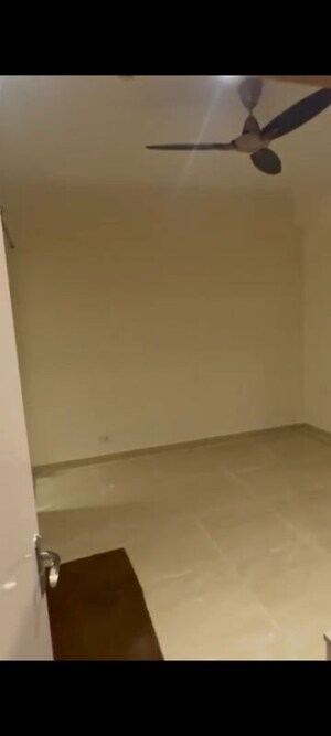 Room in 3 BHK Apartment at Gaur City 7th Avenue, Sector 4 Greater Noida – for Rent
