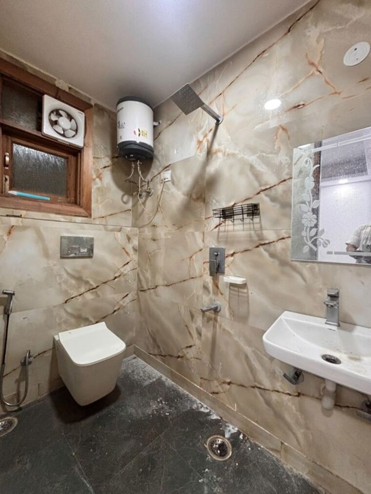Bathroom, freedom fighters enclave 1 Bedroom 700 Sq.Ft. Apartment In Freedom Fighters Enclave Delhi 10709911