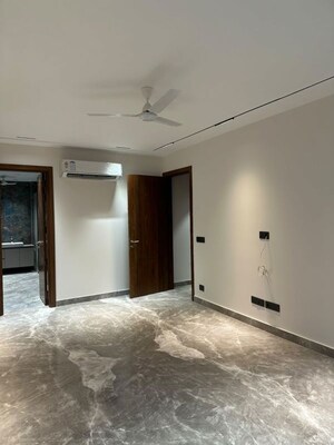 Room in 4 BHK Builder Floor at South City 1 – for Rent