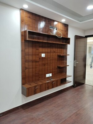 Furnished Amenities in 3 BHK Builder Floor at Shalimar Bagh – for Sale