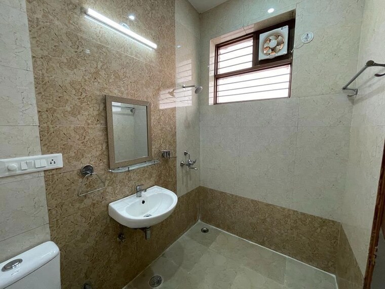 Bathroom, sector 43 1 Bedroom 600 Sq.Ft. Builder Floor In Sector 43 Gurgaon 10710030