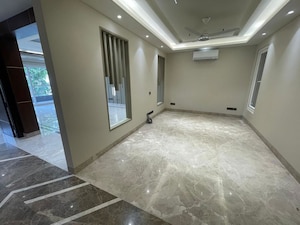 Room in 4 BHK Builder Floor at Dlf Phase I – for Rent