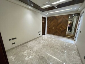 Room in 4 BHK Builder Floor at Dlf Phase I – for Rent