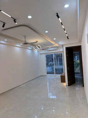 Room in 3 BHK Apartment at Smart World Orchard, Sector 61 – for Rent
