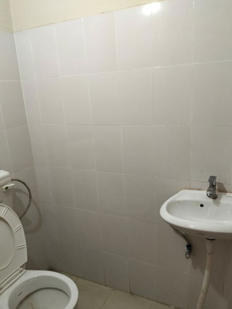 Bathroom, smart-world-gems 2.5 Bedroom 1208 Sq.Ft. Builder Floor In Sector 89 Gurgaon 10710219