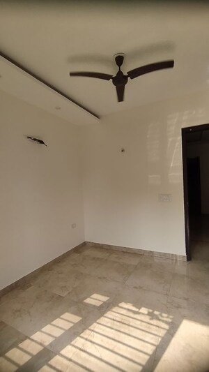 Room in 2 BHK Builder Floor at RWA Residential Society Sector 46, Sector 46 – for Rent