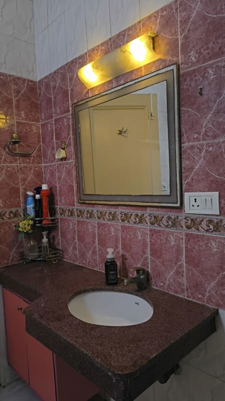 Bathroom, defence colony 2 Bedroom 1800 Sq.Ft. Builder Floor In Defence Colony Delhi 10710278