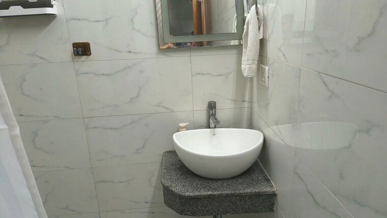 Bathroom, defence colony 2 Bedroom 1800 Sq.Ft. Builder Floor In Defence Colony Delhi 10710278