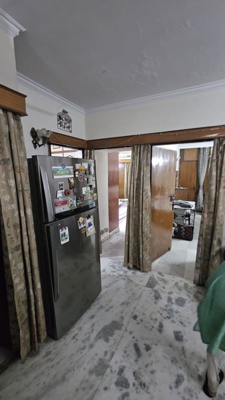  Parking, chittaranjan park 3 Bedroom 200 Sq.Yd. Builder Floor In Chittaranjan Park Delhi 10710309