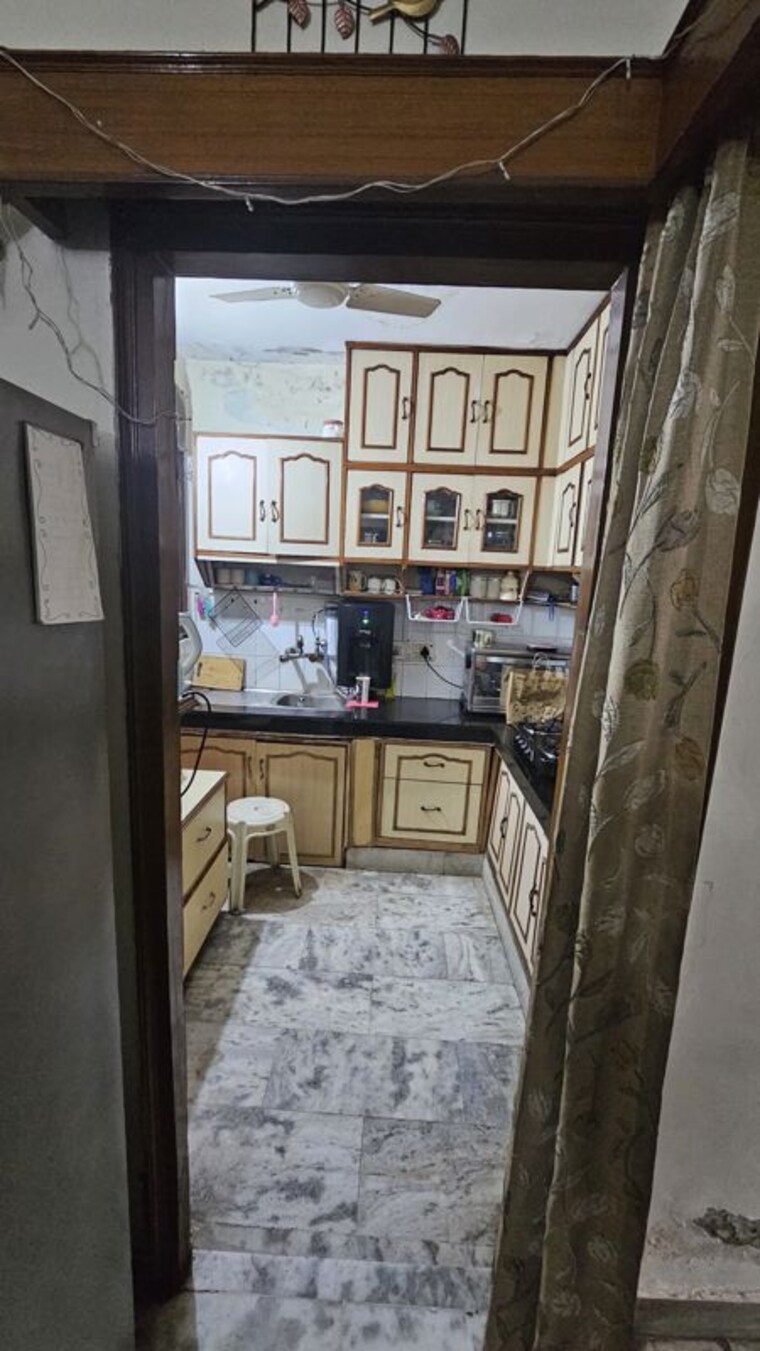 Balcony, chittaranjan park 3 Bedroom 200 Sq.Yd. Builder Floor In Chittaranjan Park Delhi 10710309