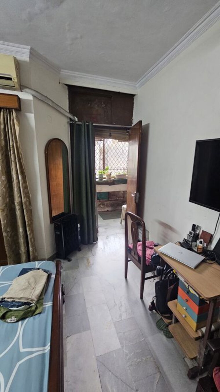 Gym, chittaranjan park 3 Bedroom 200 Sq.Yd. Builder Floor In Chittaranjan Park Delhi 10710309