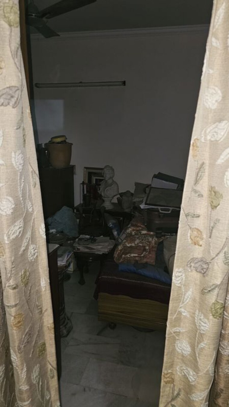 Bathroom, chittaranjan park 3 Bedroom 200 Sq.Yd. Builder Floor In Chittaranjan Park Delhi 10710309