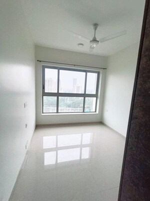 Room in 2 BHK Apartment at Kalpataru Paramount, Kapur Bawdi – for Rent