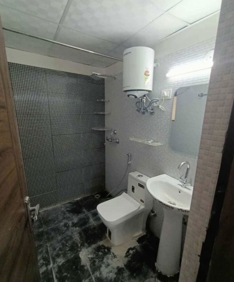 Bathroom, rajouri garden 3 Bedroom 140 Sq.Yd. Builder Floor In Rajouri Garden Delhi 10710362