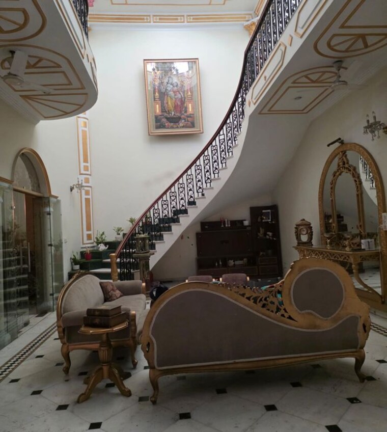 Hall, sector 15 3 Bedroom 500 Sq.Yd. Independent House In Sector 15 Faridabad 10704408