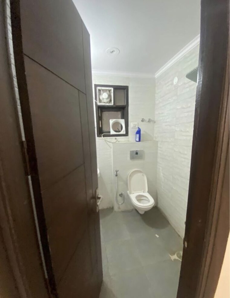 Bathroom, rajouri garden 3 Bedroom 130 Sq.Yd. Builder Floor In Rajouri Garden Delhi 10710434