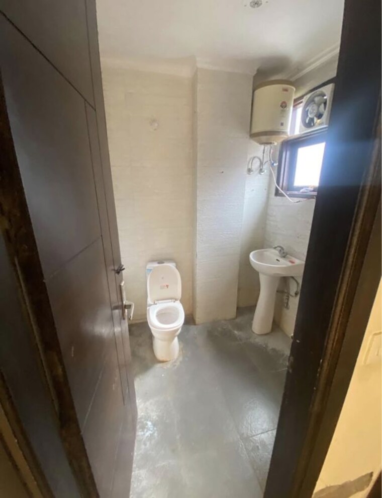 Bathroom, rajouri garden 3 Bedroom 130 Sq.Yd. Builder Floor In Rajouri Garden Delhi 10710434