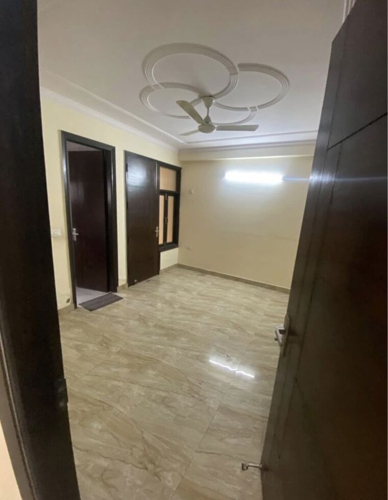 Room, rajouri garden 3 Bedroom 130 Sq.Yd. Builder Floor In Rajouri Garden Delhi 10710434