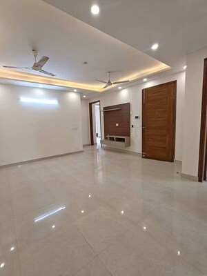 Room in 2 BHK Builder Floor at Sector 14 – for Rent