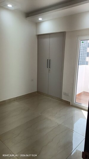 Room in 4 BHK Apartment at Samridhi Luxuriya Avenue, Sector 150 – for Rent
