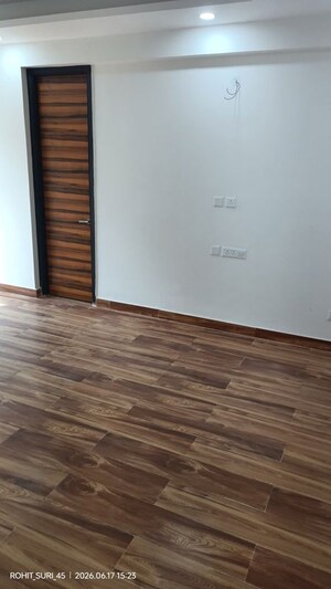 Room in 4 BHK Apartment at Samridhi Luxuriya Avenue, Sector 150 – for Rent