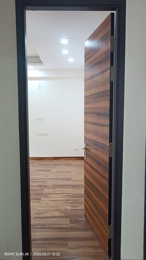 Room in 4 BHK Apartment at Samridhi Luxuriya Avenue, Sector 150 – for Rent