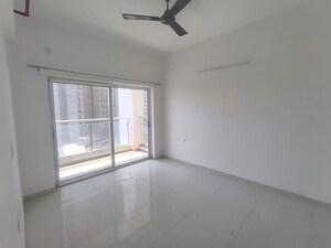Room in 3 BHK Apartment at Runwal The Central Park, Chinchwad – for Rent