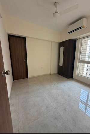 Room in 2 BHK Apartment at Lodha Amara, Kolshet Road – for Rent