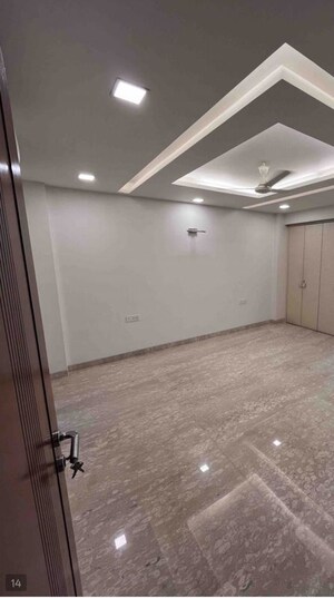 Room in 4 BHK Builder Floor at Panchsheel Park – for Rent