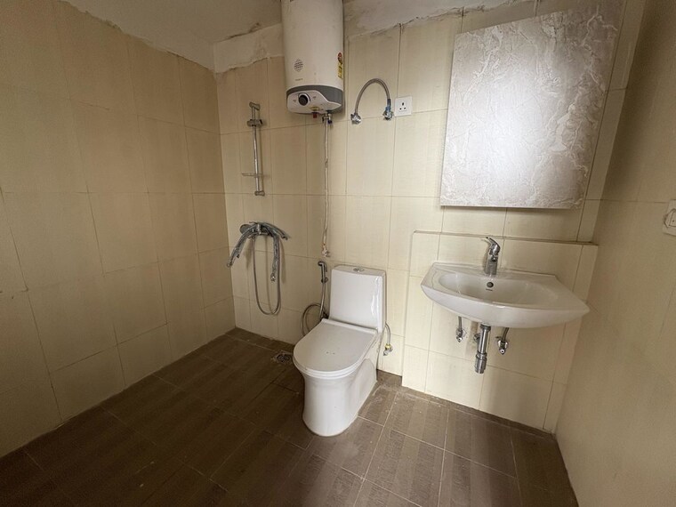 Bathroom, sector 21 3 Bedroom 1650 Sq.Ft. Builder Floor In Sector 21 Gurgaon 10710583