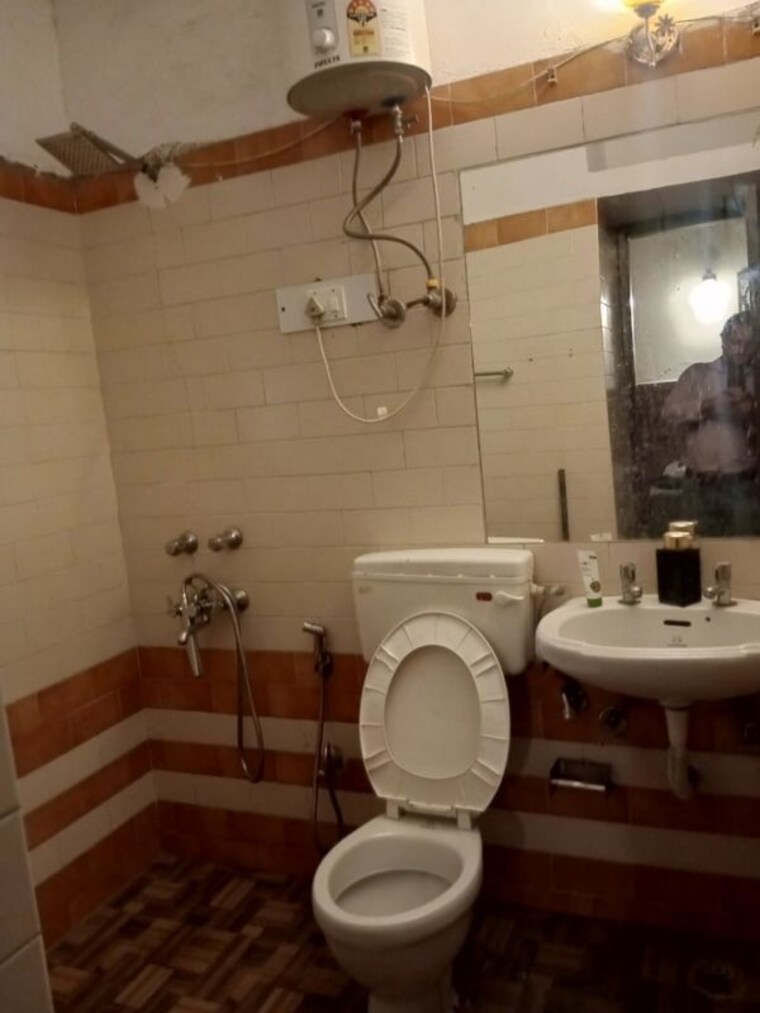 Bathroom, palam vihar 3 Bedroom 1600 Sq.Ft. Builder Floor In Palam Vihar Gurgaon 10710606