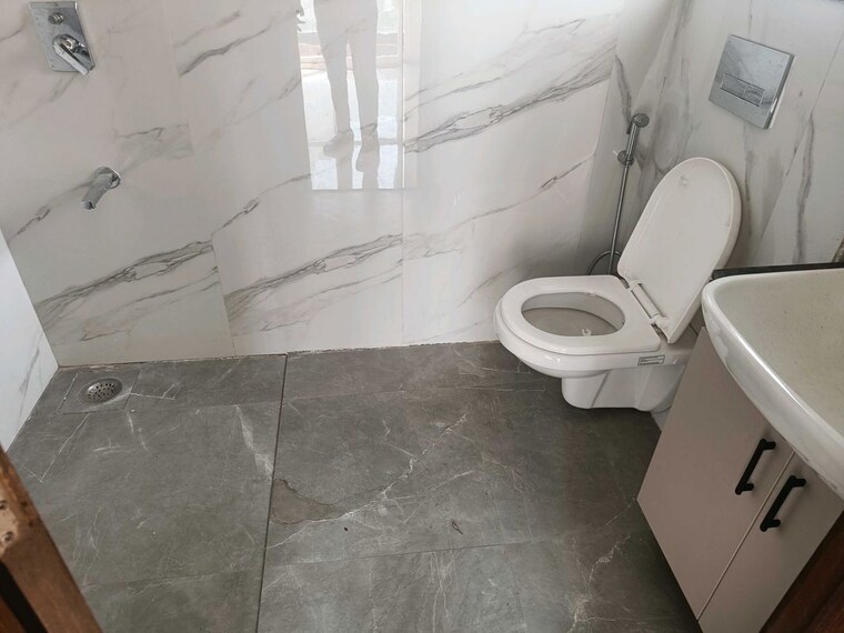 Bathroom, sector 22 4 Bedroom 2200 Sq.Ft. Builder Floor In Sector 22 Gurgaon 10710657