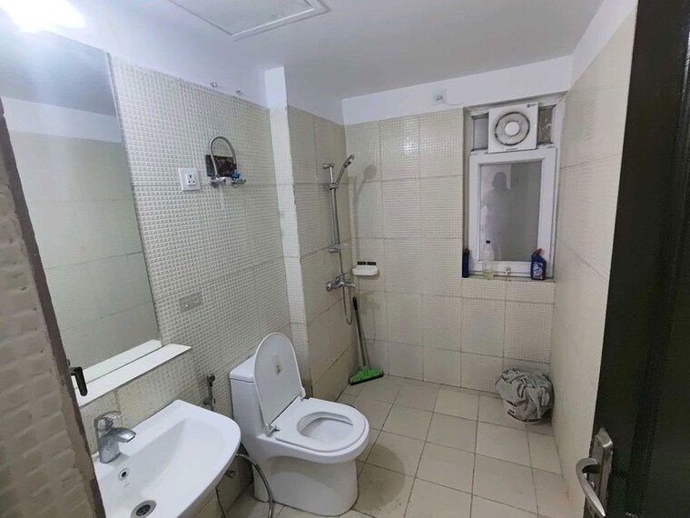 Bathroom, sector 22 2 Bedroom 1300 Sq.Ft. Builder Floor In Sector 22 Gurgaon 10710381