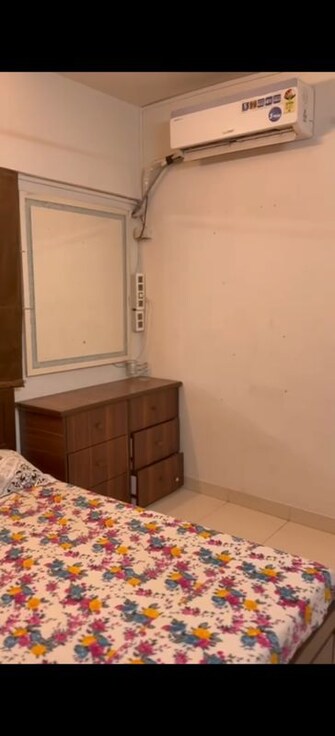 1 BHK +  550 Sq.Ft. Apartment in Lokhandwala Complex