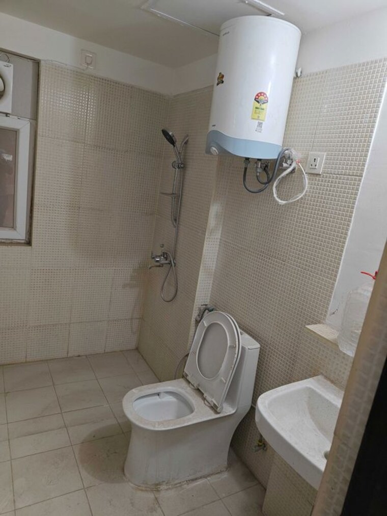 Bathroom, sector 21 3 Bedroom 1500 Sq.Ft. Builder Floor In Sector 21 Gurgaon 10710874