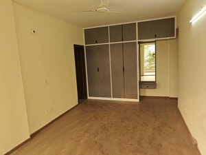 Room in 3 BHK Builder Floor at Sector 21 – for Rent
