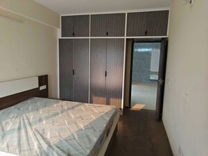 Room in 3 BHK Builder Floor at Sector 21 – for Rent