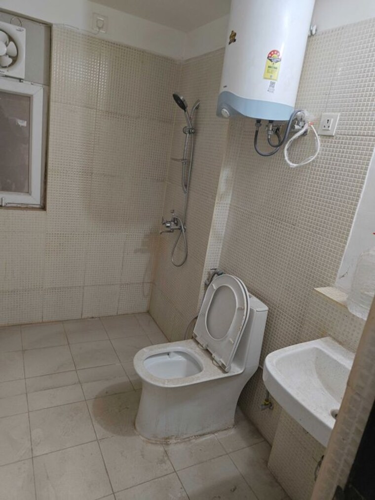 Bathroom, sector 21 3 Bedroom 1500 Sq.Ft. Builder Floor In Sector 21 Gurgaon 10710874