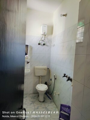 Bathroom in 1 BHK Builder Floor at Sector 52 – for Rent